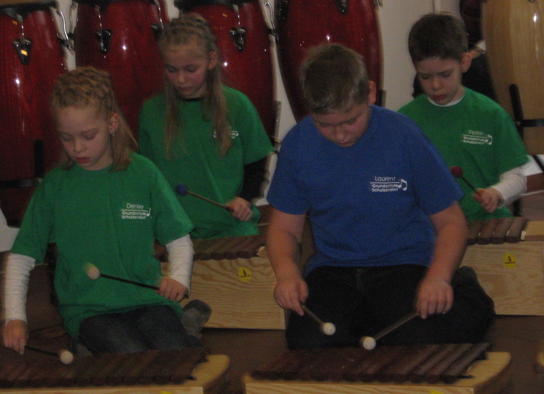 Kinder der Musikklasse Schulzendorf beim Musizieren