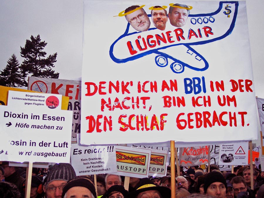 Plakative Kritik an Wowereit, Platzek und Bretschneider. (Foto: Jörg Levermann)