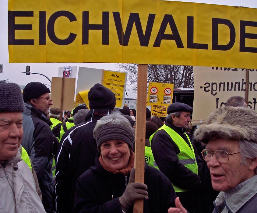 Demonstranten aus Eichwalde zeigten kürzlich ihre Präsenz bei der Demonstration in Schönefeld. (Foto: Jörg Levermann)