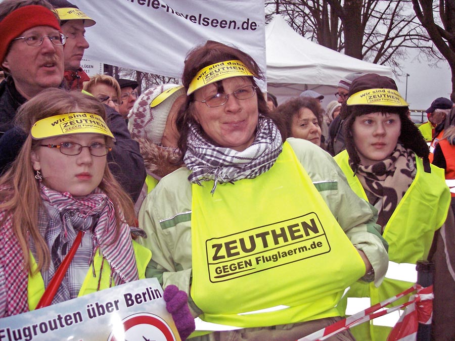 Martina Büttner aus Zeuthen demonstriert gemeinsam mit Sohn und Tochter gegen die Flugrouten. (Foto: Jörg Levermann)