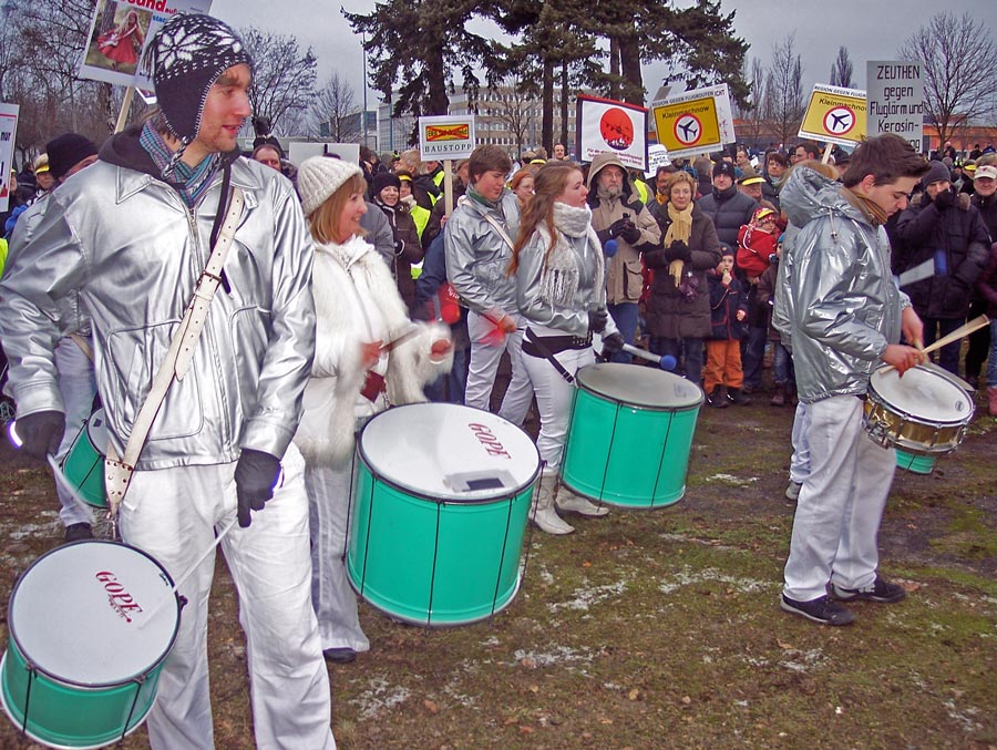 Lärm der schöneren Art: Die Samba-Gruppe Terra Brasilis heizt den Protestierenden ein. (Foto: Jörg Levermann)