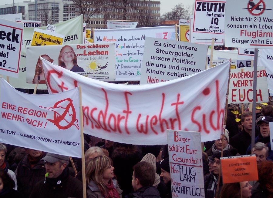 Ein Meer von Transparenten. (Foto: Jörg Levermann)