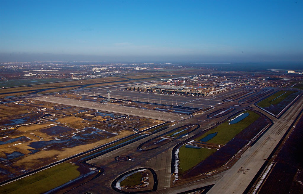 Blick von Südwesten auf den BBI. Im Vordergrund rechts die neue Start- und Landebahn. (Foto: Dirk Laubner, Berliner Flughäfen)