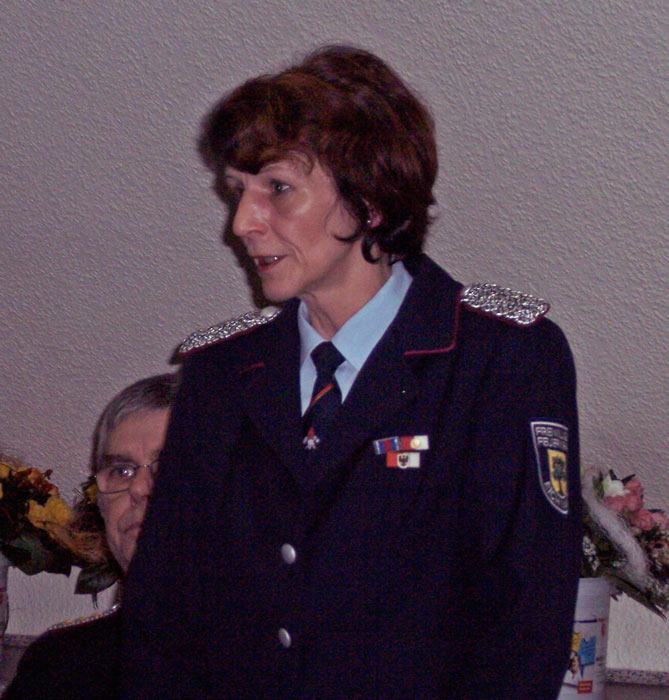 Elke Thoms, Wehrleiterin der Freiwilligen Feuerwehr Eichwalde, gibt einen Überblick über die Arbeit im Jahr 2010. (Foto: Jörg Levermann)