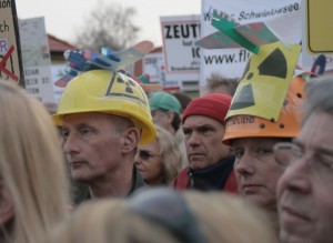 Angst vor Atomunfällen durch Flugzeugabstürze haben diese Demonstranten. (Foto: Jörg Levermann)