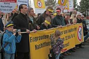 Erste Reihe des Demonstrationszuges in Schönefeld. (Foto: Jörg Levermann)