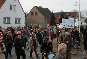 Der Demonstrationszug erreicht die Fasanenpromenade. (Foto: Jörg Levermann)