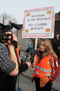 Eine Demonstrantin gibt ein Interview. (Foto: Jörg Levermann)