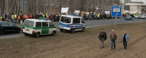 Rund zwei Kilometer lang: Der Demonstrationszug an der Mittelstraße und Am Seegraben, Schönefeld. (Foto: Jörg Levermann)