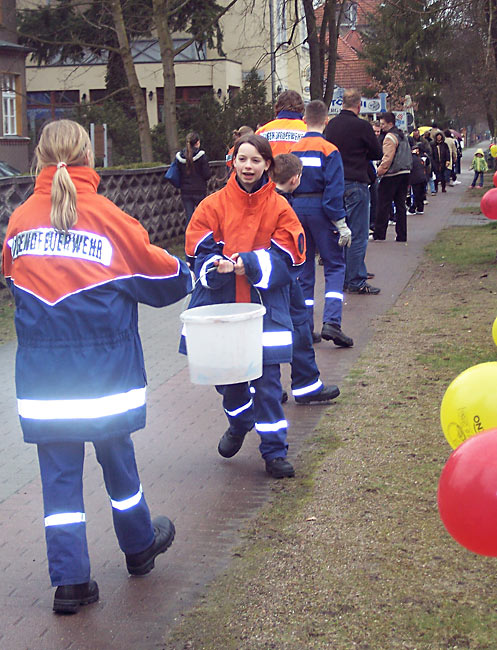 Eimerkette beim Frühlingsfest 2009 der FFW Eichwalde. (Foto: Jörg Levermann)