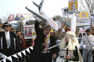 Politik und Wirtschaft setzen Justitia zu. (Foto: Jörg Levermann)