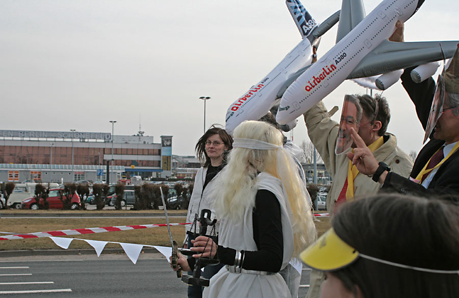 Justitia wird vor dem Flughafen Schönefeld attackiert. (Foto: Jörg Levermann)