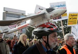 Klaus Schulze aus Kladow macht auf die Gefahr des Forschungsreaktors in Wannsee aufmerksam. (Foto: Jörg Levermann)