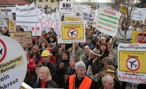 Abschlusskundgebung an der Fasanenprommenade in Schönefeld. (Foto: Jörg Levermann)