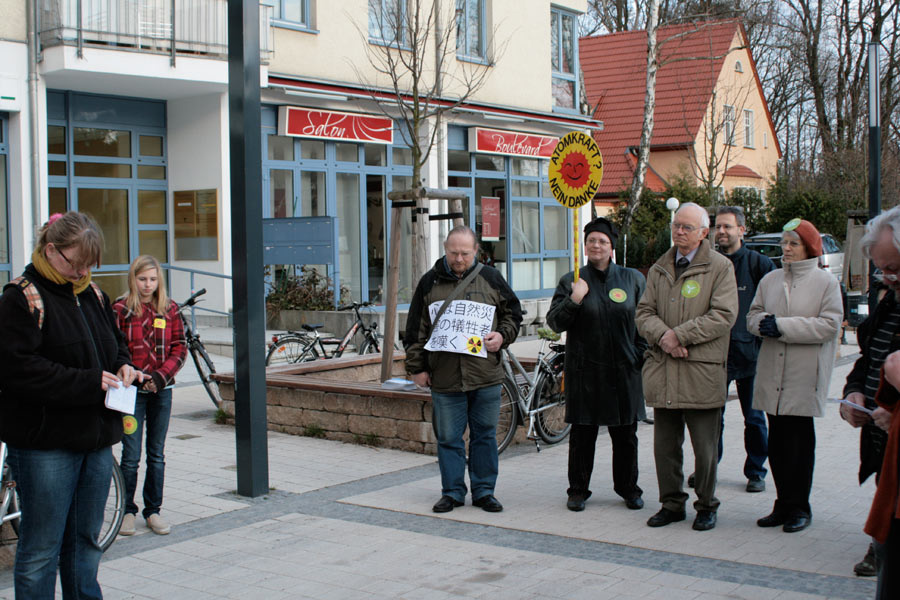 Kathrin Moch und weitere, rund 50 Menschen, gedachten der Opfer des Erdbebens in Japan und mahnten zum Atomausstieg. (Foto: Jörg Levermann)