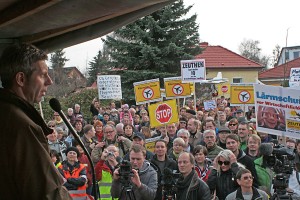 Matthias Schubert von der Bürgerinitiative Kleinmachnow spricht zu den Demonstranten. (Foto: Jörg Levermann)