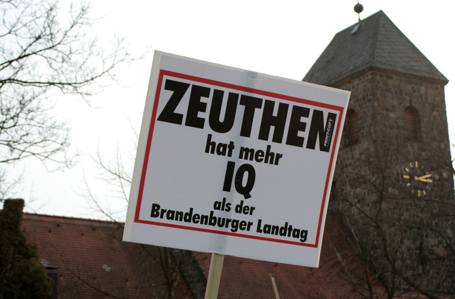 Zeuthener protestieren gegen die Politik im Brandenburger Landtag. (Foto: Jörg Levermann)