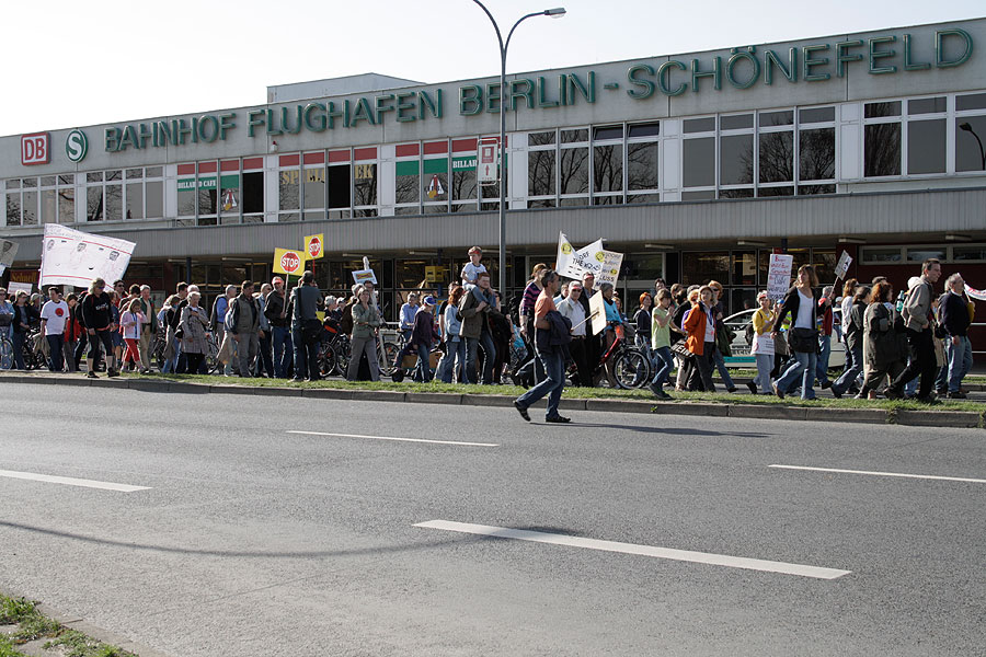 Demonstrationszug am Bahnhof Flughafen Berlin-Schönefeld. (Foto: Jörg Levermann)
