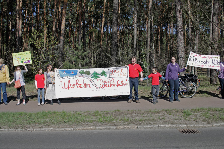 Familie Pietrek aus Eichwalde beteiligte sich an der Menschenkette. (Foto: Jörg Levermann)