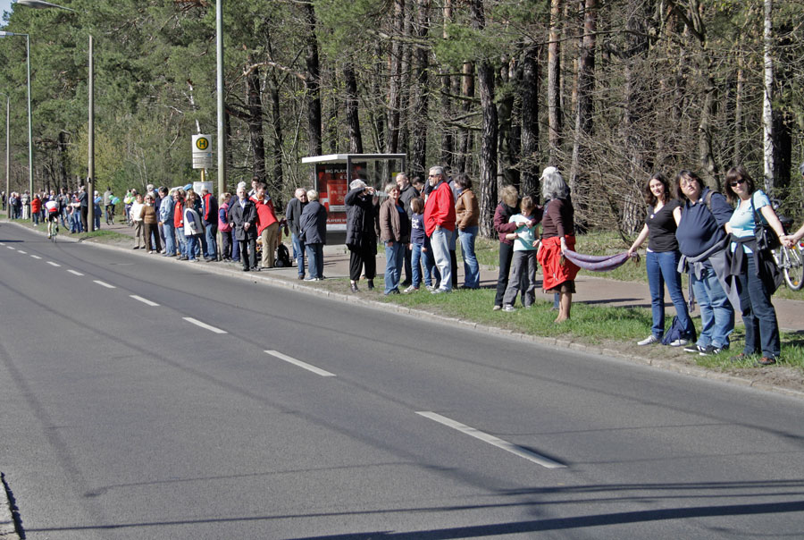 Menschenkette am Reifenwerk. (Foto: Jörg Levermann)