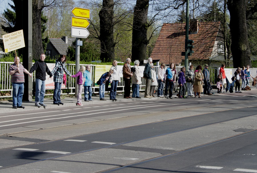 Menschenkette gegenüber der Tankstelle in Alt-Schmöckwitz. (Foto: Jörg Levermann)