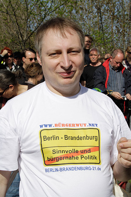 Oliver Hein aus Eichwalde demonstriert für eine sinnvolle und bürgernahe Politik. (Foto: Jörg Levermann)