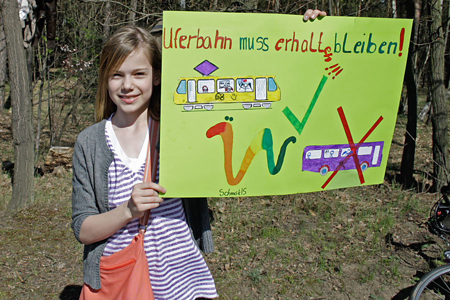 Schülerin mit Plakat zum Erhalt der Uferbahn. (Foto: Jörg Levermann)