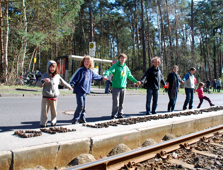 Familie Graf aus Eichwalde hat aus Tannenzapfen „Die Straßenbahn soll weiterfahren!“ gelegt. (Foto: Burkhard Fritz)