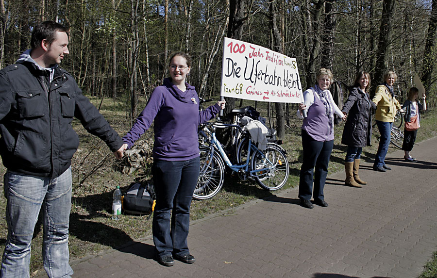 Für den Erhalt der Uferbahn bildeten Anwohner und Mitglieder von Sportvereinen eine Menschenkette. (Foto: Jörg Levermann)