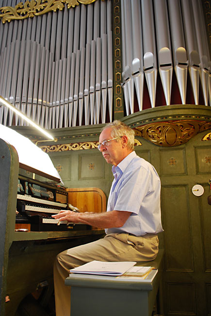 Ulrich Eckhardt spielt die Parabrahm-Orgel. (Foto: Burkhard Fritz)