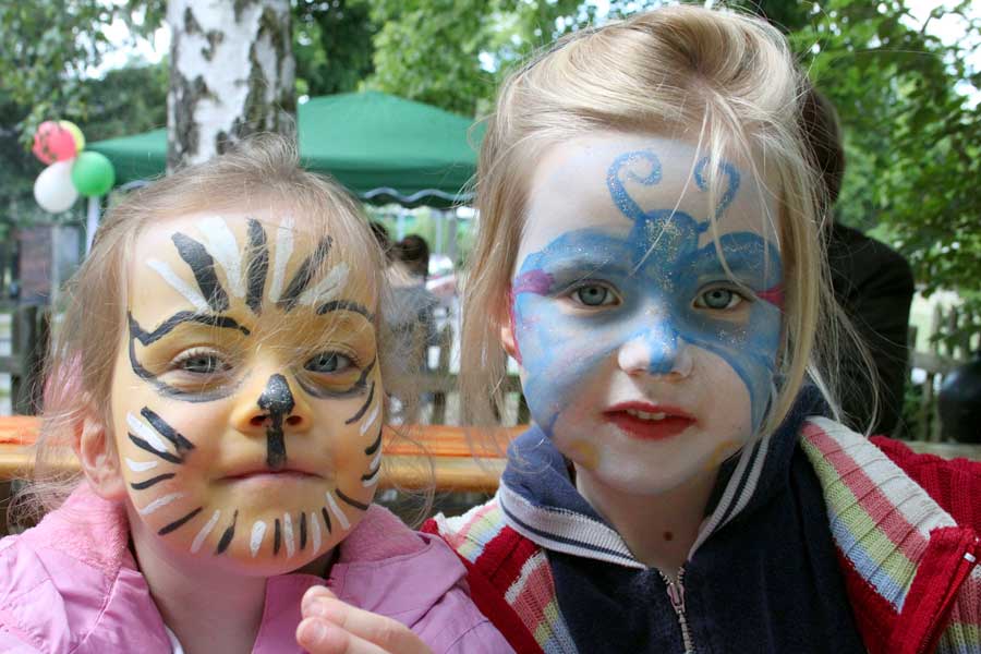 Die Eichwalder Waldkinder Nele (l.) und Mascha bunt geschminkt am Tag der offenen Tür.