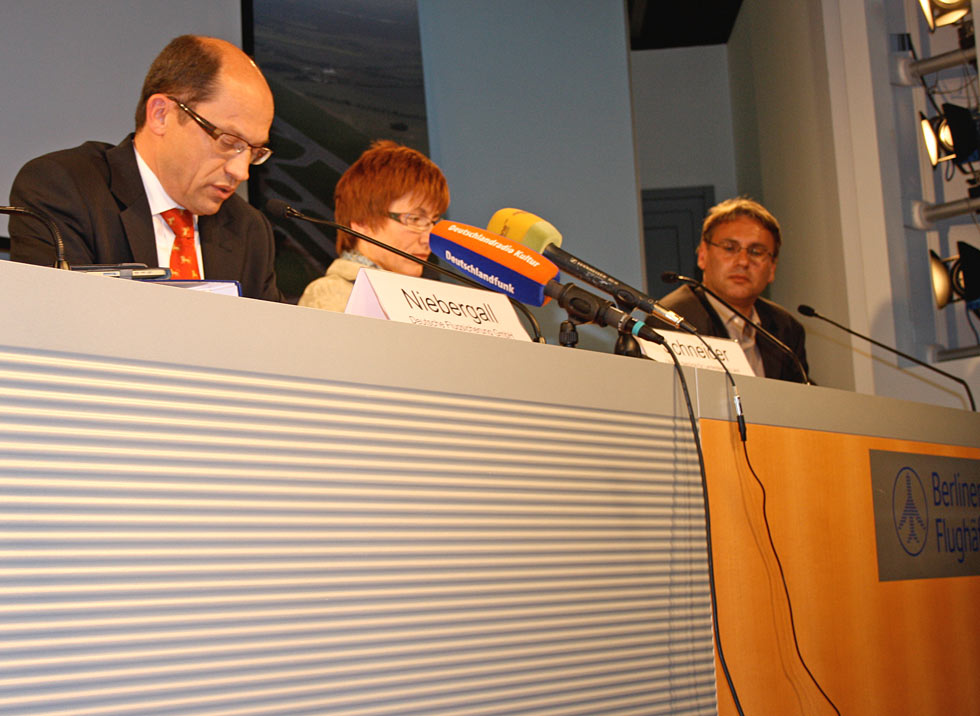 DFS-Niederlassungsleiter Hans Niebergall (links), Kathrin Schneider, Vorsitzende der Fluglärmkommission und MIL-Presseprecher Jens-Uwe Schade erklären der Presse die in der Kommission diskutierten An- und Abflugverfahren. (Foto: Vanessa Gettel)