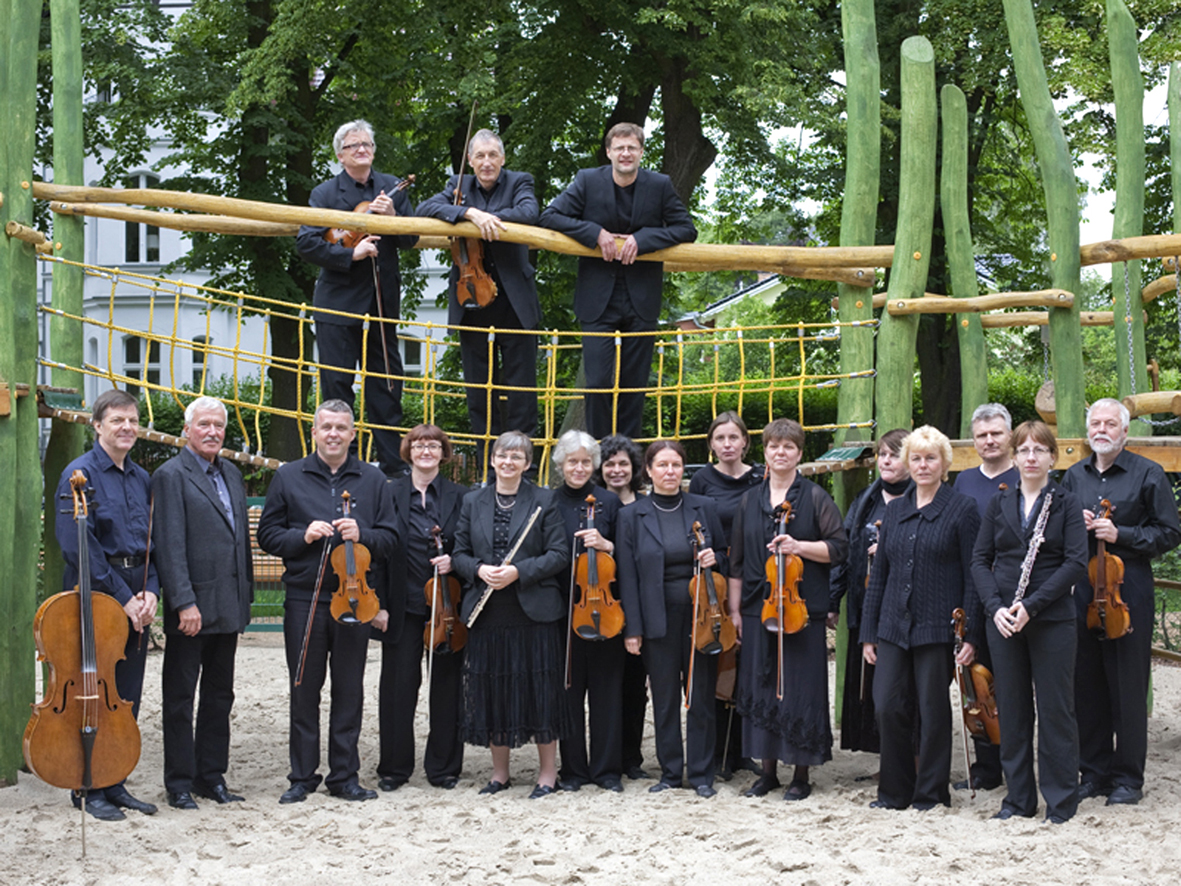 Das Schmöckwitzer Kammerorchester spielt in der evangelischen Kirche am Händelplatz Musik der Sinti und Roma. (Foto: Burkhard Fritz)
