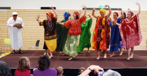 Zum Tag der Offenen Tür der Radeland-Halle zeigte Jazzdance-Gruppe des Ajax Eichwalde einen afrikanischen Tanz. (Foto: Burkhard Fritz)