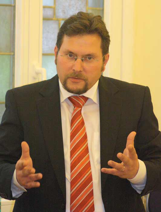 Michael Launicke beantwortete Fragen zu den Details des Haushalts 2011. (Foto: Jörg Levermann)