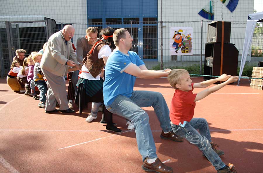 Ein Höhepunkt beim Kindertag der Humboldt-Grundschule: Schüler der ersten Klassen maßen unterstützt von ihren Eltern und Großeltern ihre Kräfte beim Seilziehen. (Foto: Jörg Levermann)