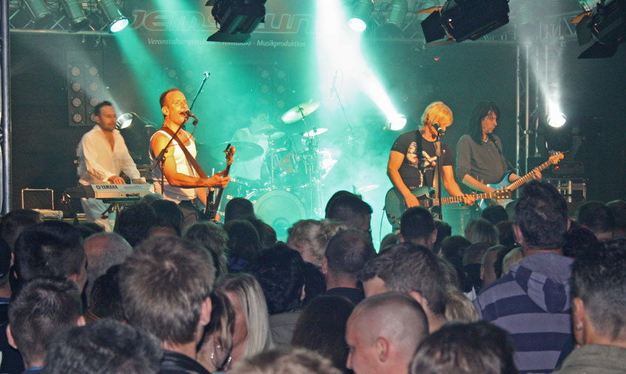 Die Brandenburger Rockband Six brachte die Menge im Festzelt zum Kochen. (Foto: Jörg Levermann)