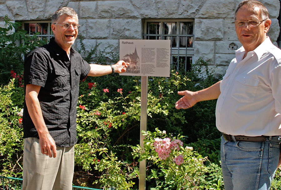 Bürgermeister Bernd Speer (li.) und Ortschronist Wolfgang Flügge (re.) präsentierten der Öffentlichkeit die neue Informationstafel am Eichwalder Rathaus. (Foto: Jörg Levermann)