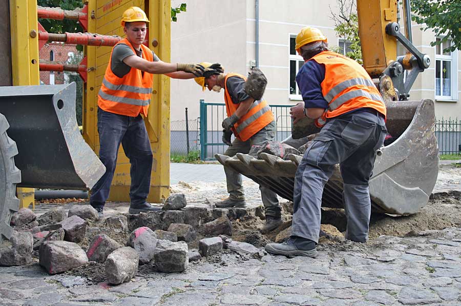 Bauarbeiter nahmen in der vergangenen Woche das Straßenpflaster der Fonateallee auf. (Foto: Jörg Levermann)