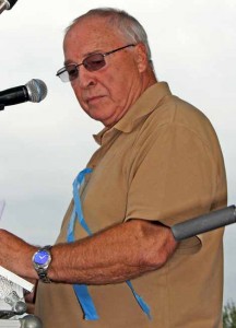 BVBB-Ehrenvorsitzender Ferdi Breidbach sprach zu den Protestierenden. (Foto: Jörg Levermann)