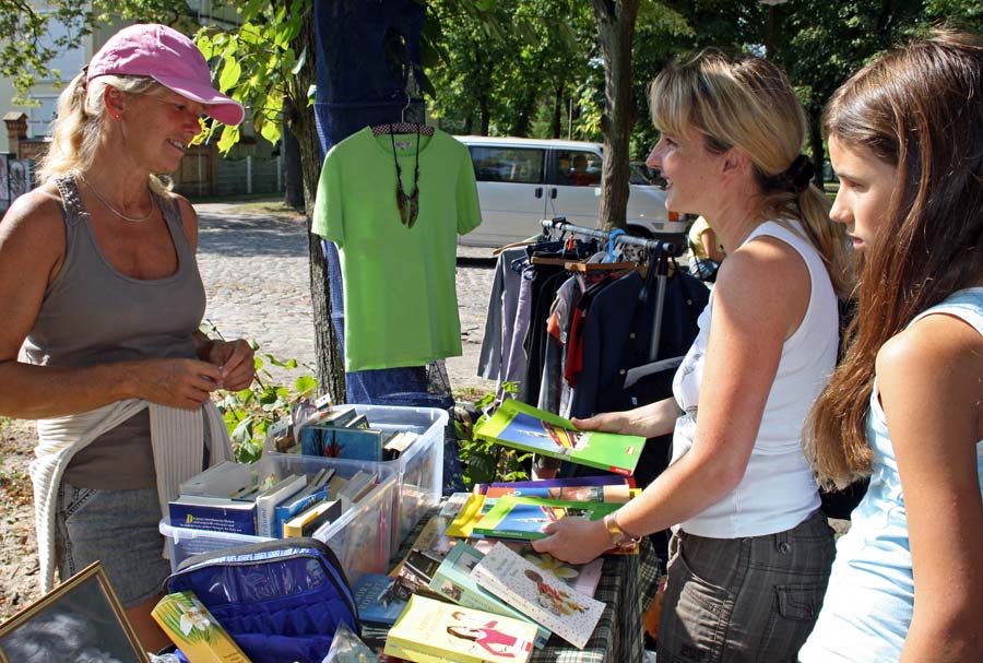 Auch gebrauchte Lehrbücher waren gefragte Waren auf dem Flohmarkt rund um die evangelische Kirche am Händelplatz. (Foto: Jörg Levermann)