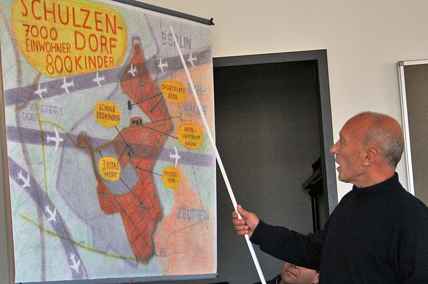 Helmut Menke von der Interessengemeinschaft Schulzendorf gegen Fluglärm erläuterte die geplangen Überflugrouten über den Ort. (Foto: Jörg Levermann)