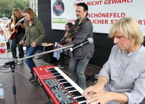 Die Rockband Silly unterstützte den Protest in Schönefeld mit einem kleinen Konzert. (Foto: Jörg Levermann)