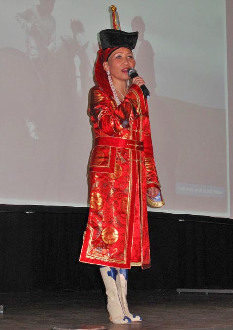 Mit mongolischen Volksliedern gab Daschmaa Oldkoh eine Kostprobe der landestypischen Musik. (Foto: Ralf Wilmanowksi)