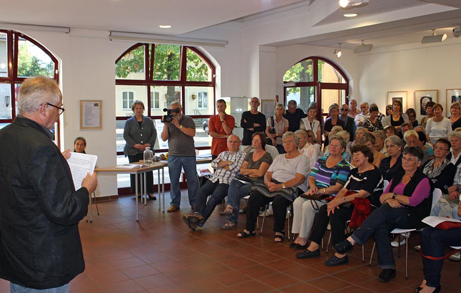 Die Bestuhlung der Alten Feuerwache reichte nicht aus, um allen Besuchern Sitzplätze zu Bieten. (Foto: Jörg Levermann)