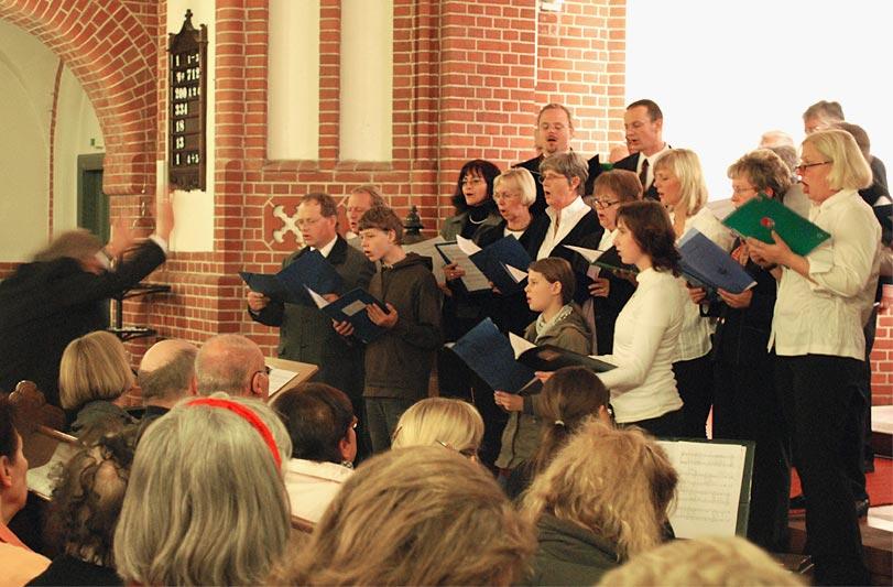 Auch der Chor der katholischen Kirchengemeinde war mit dabei in der evangelischen Kirche beim gemeinsamen Singen und Musizieren zum ersten Advent. (Foto: Burkhard Fritz)