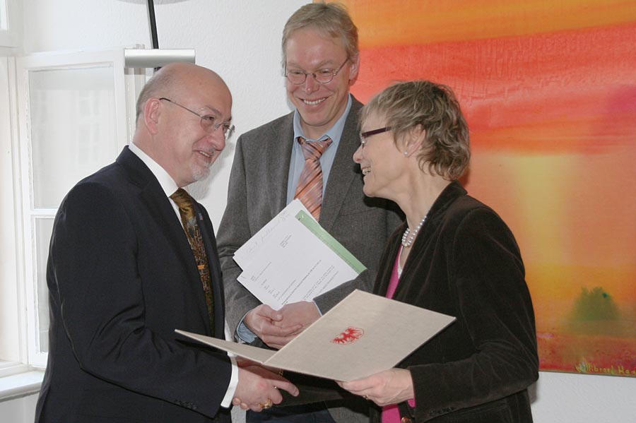 Wissenschaftsministerin Sabine Kunst übergab gestern die Ernennungsurkunde an Lázló Ungvári. (Foto: TH Wildau)
