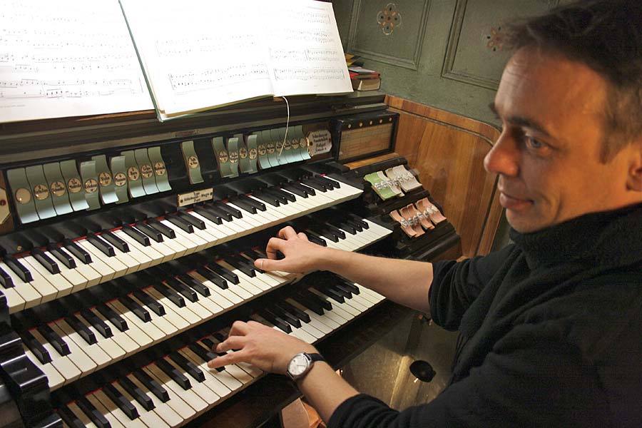 Peter Aumeier kennt die Parabrahm-Orgel der evangelischen Kirche in Eichwalde so gut wie kaum ein anderer Musiker. (Foto: Jörg Levermann)