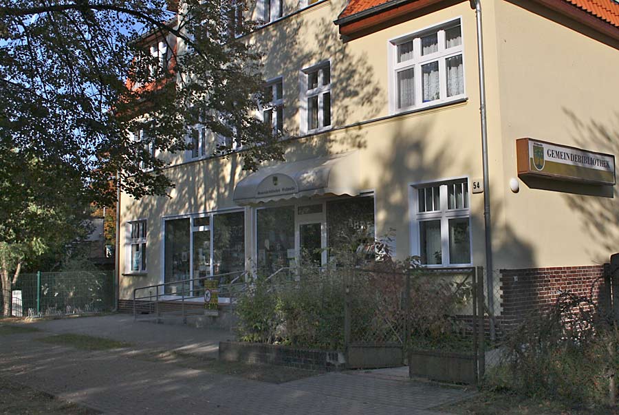 Zentral gelegen ist die Gemeindebibliothek an der Grünauer Straße 54 in Eichwalde. (Foto: Jörg Levermann)