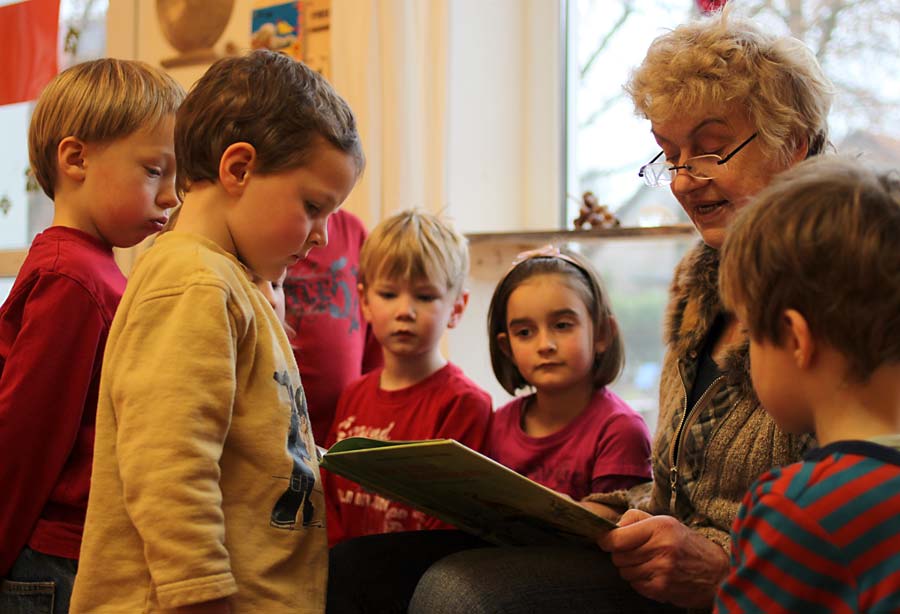 Vorlese-Oma Gisela Höhne im Kreise ihrer Waldkinder (Foto: Mathias Hausding)